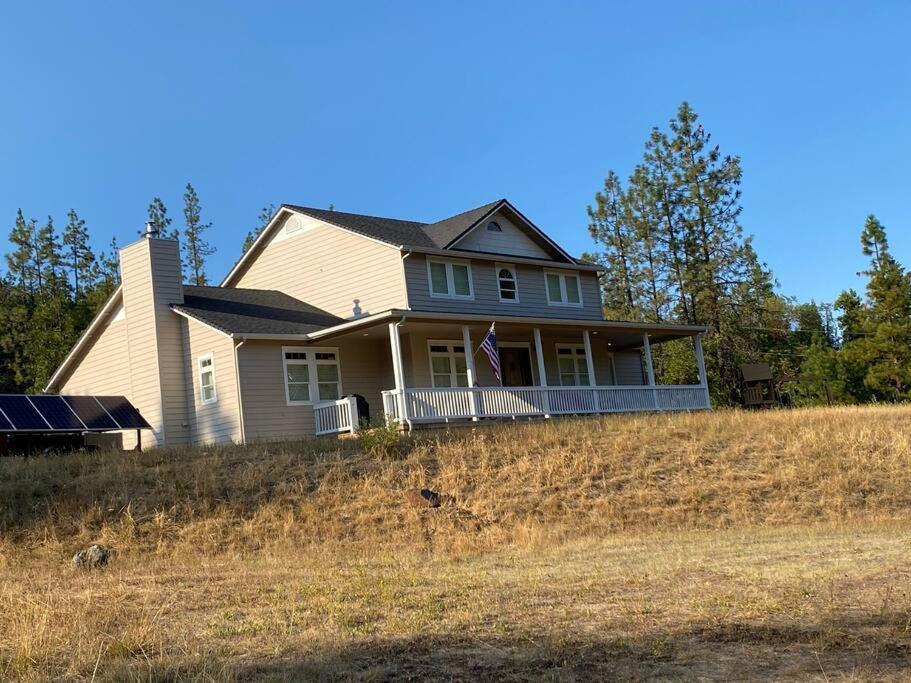 Majestic Newly Renovated Home Surrounded By Greenery Grants Pass Exterior photo
