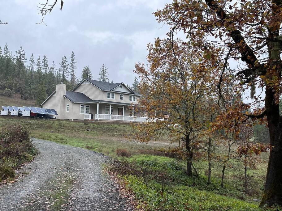 Majestic Newly Renovated Home Surrounded By Greenery Grants Pass Exterior photo