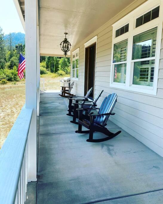Majestic Newly Renovated Home Surrounded By Greenery Grants Pass Exterior photo